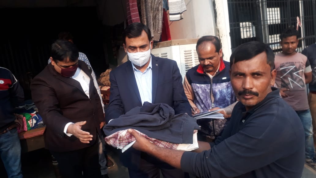 Lucknow Opens Kapda Banks to Keep Poor People Warm This Winter