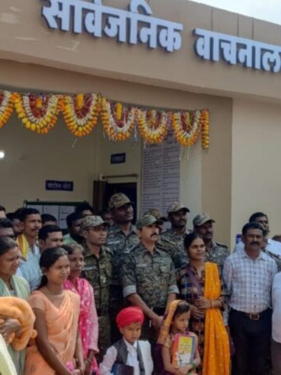 Tribals Join The Police In Setting Up Libraries in Gadchiroli
