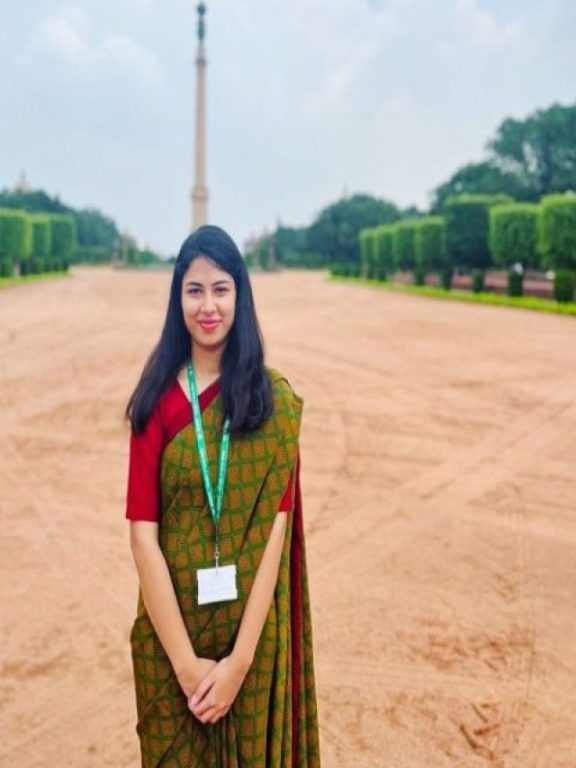 IAS Officer Who Passed The UPSC in Her First Attempt at 22