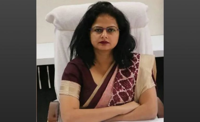 IAS Nidhi Nivedita