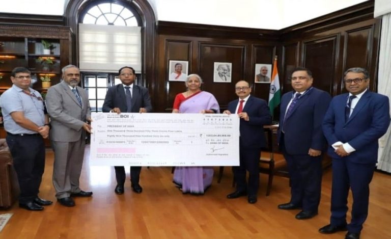 Bank_of_India_delivers_dividend_cheque_to_government