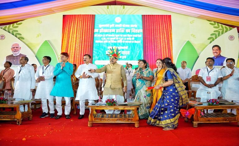 Ahead of Diwali, Chief Minister announces bonus payments, job offers to 4,000+ youth, new hospital, school upgrades, and infrastructure projects to boost agriculture and rural development in Naxal-affected Balaghat district