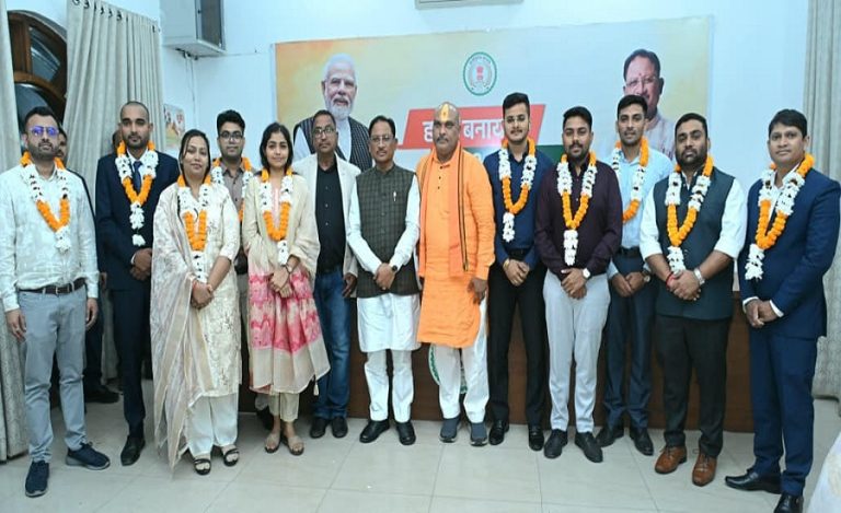 CM Sai Meets CGPSC Toppers