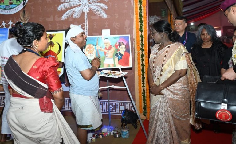 Chhattisgarh: President Droupadi Murmu Explores Grand Tribal Heritage Exhibition at Bastar Pandum